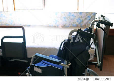 介護用折り畳み小型車椅子と電動ベッド 108111261