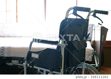 介護用折り畳み小型車椅子と電動ベッド 介護用折り畳み小型車椅子と電動ベッド 108111262