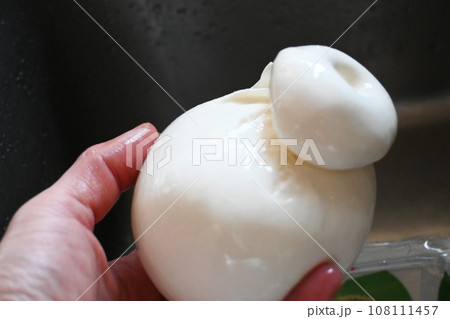 ブッラータ（burrata）イタリア原産のフレッシュチーズ 108111457