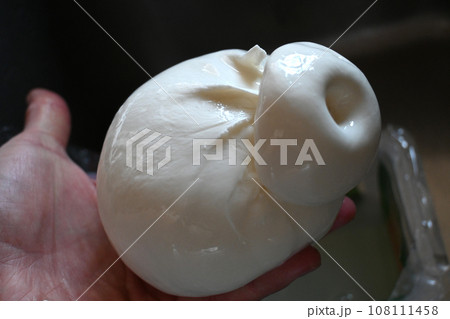 ブッラータ(burrata)イタリア原産のフレッシュチーズ ブッラータ(burrata)イタリア原産のフレッシュチーズ 108111458