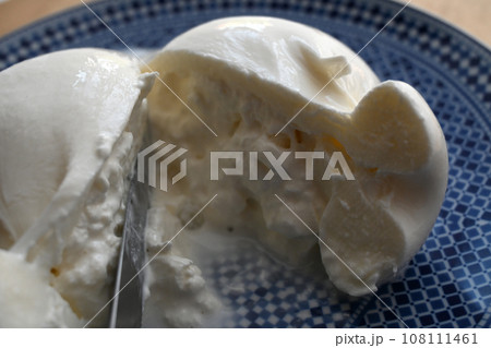 ブッラータ(burrata)イタリア原産のフレッシュチーズ 切ってみた ブッラータ(burrata)イタリア原産のフレッシュチーズ 切ってみた 108111461