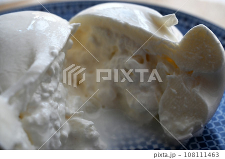 ブッラータ(burrata)イタリア原産のフレッシュチーズ 切り口 ブッラータ(burrata)イタリア原産のフレッシュチーズ 切り口 108111463
