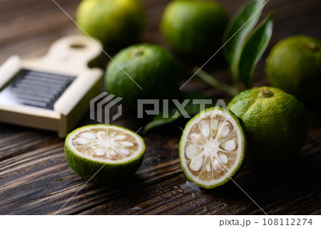 青い柚子 ゆず まだ青さが残る柚子 （ 暗いバック ）黒バック 108112274