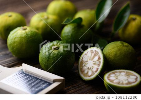 青い柚子 ゆず まだ青さが残る柚子 （ 暗いバック ）黒バック 108112280