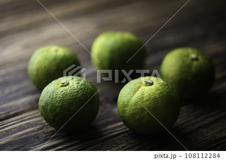 青い柚子 ゆず まだ青さが残る柚子 （ 暗いバック ）黒バック 108112284