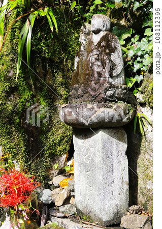 毛呂山町の阿諏訪川上流の傍らの道に鎮座する文政七年の年号が彫られた地蔵菩薩の風景 毛呂山町の阿諏訪川上流の傍らの道に鎮座する文政七年の年号が彫られた地蔵菩薩の風景 108112396