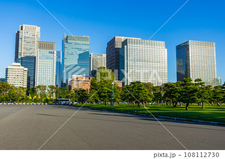 東京都千代田区皇居外苑の皇居前広場と丸の内ビル街 108112730