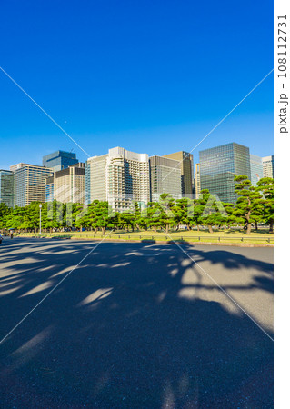 東京都千代田区皇居外苑の皇居前広場と丸の内ビル街 108112731