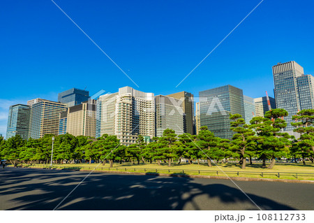 東京都千代田区皇居外苑の皇居前広場と丸の内ビル街 東京都千代田区皇居外苑の皇居前広場と丸の内ビル街 108112733