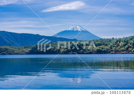 (山梨県)西湖でSUP(サップ)を楽しむ人達と富士山 (山梨県)西湖でSUP(サップ)を楽しむ人達と富士山 108113878
