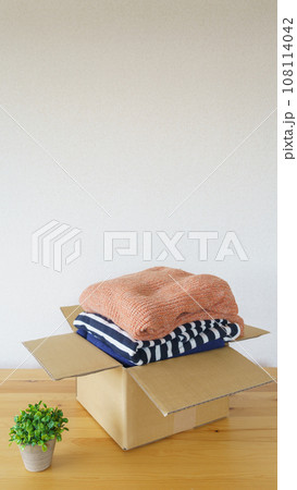 段ボールに服を入れる|衣替え・断捨離・リサイクル イメージ 段ボールに服を入れる|衣替え・断捨離・リサイクル イメージ 108114042