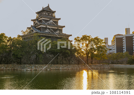 夕陽に照らさた広島城 108114391