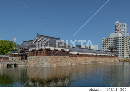青空に映える広島城二の丸 108114392