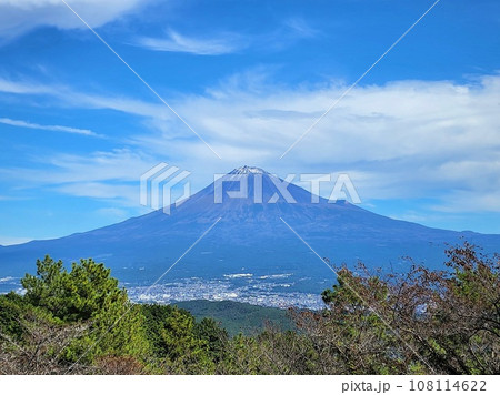 秋空に富士山 108114622