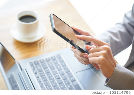 カフェでスマホを操作するアジア人女性の手元 カフェでスマホを操作するアジア人女性の手元 108114709