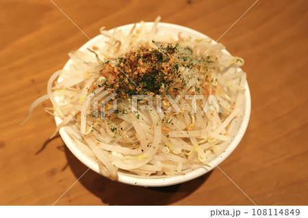 2袋分のもやし ニンニクチップかけ 2袋分のもやし ニンニクチップかけ 108114849