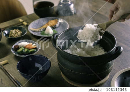 朝ごはん　土鍋から湯気を出す白米 108115348