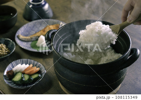 朝ごはん　土鍋から湯気を出す白米 108115349