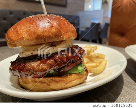 和牛バーガークリームチーズてりやき 108115639