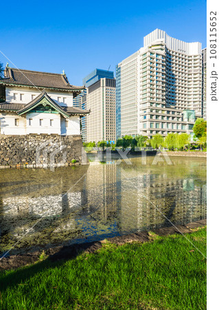 東京都千代田区皇居外苑の桔梗濠と丸の内ビル街 108115652