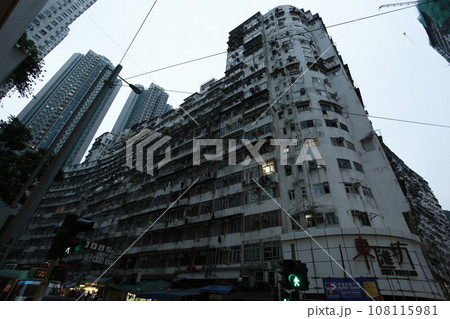 香港 鰂魚涌のモンスターマンション外観 益昌大厦 Yick Cheong Building 108115981