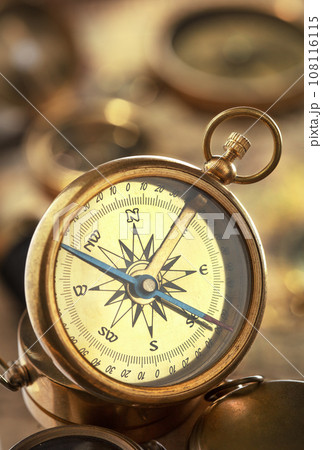 Antique brass compass 108116115