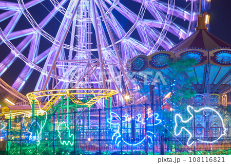 ライトアップされた夜の遊園地 108116821