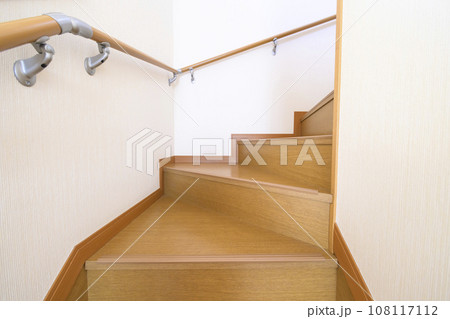 一般住宅の階段（リフォームイメージ） 108117112
