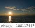 海に沈む夕日 108117447