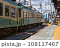 駅に停まる江ノ電 108117467