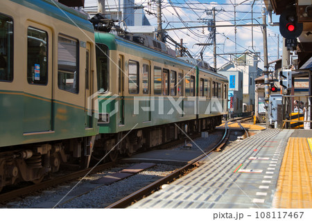 駅に停まる江ノ電 108117467