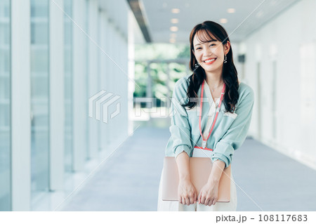 オフィスの若い女性のエンジニア オフィスの若い女性のエンジニア 108117683