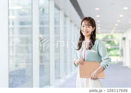 オフィスの若い女性のエンジニア 108117686