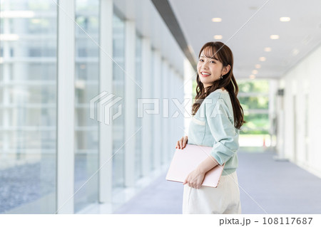 オフィスの若い女性のエンジニア 108117687