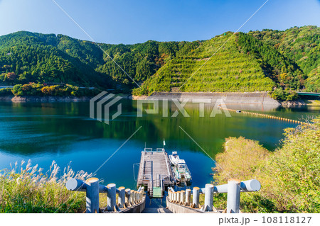 神奈川県　宮ケ瀬ダム頂上から見るダム湖風景 108118127