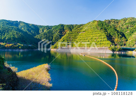 神奈川県　宮ケ瀬ダム頂上から見るダム湖風景 108118128