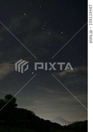 北杜市長坂町、十月未明の空、富士の上の冬の星々・星座 108118487