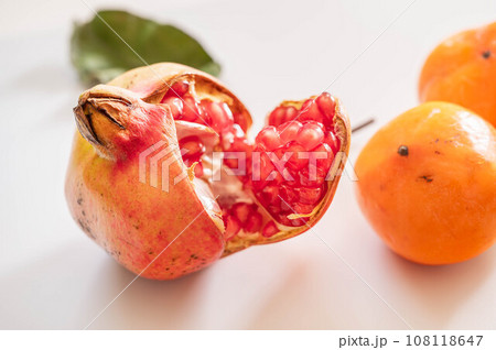 ザクロの実 108118647