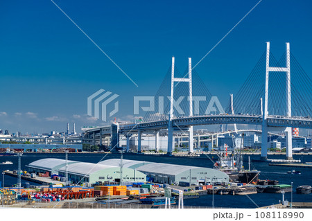 《神奈川県》ベイブリッジと横浜港の都市風景・港の見える丘公園の眺望 108118990