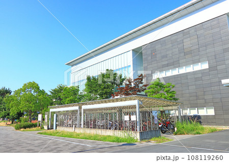 愛知県岡崎市、岡崎市図書館交流プラザの風景 108119260