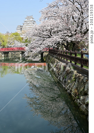 城見橋と桜の風景 姫路城(世界遺産) 城見橋と桜の風景 姫路城(世界遺産) 108119338