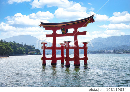 宮島のシンボル、厳島神社大鳥居 108119854
