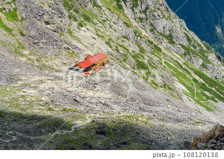 長野県の日本百名山槍ヶ岳登山 飛騨乗越から見る殺生ヒュッテ 長野県の日本百名山槍ヶ岳登山 飛騨乗越から見る殺生ヒュッテ 108120138