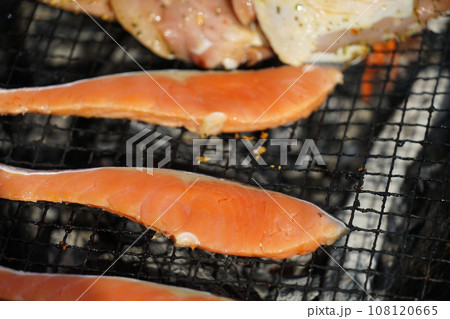 網の上で焼かれるサーモン 網の上で焼かれるサーモン 108120665