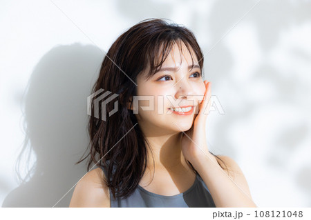 木漏れ日の中の女性　 108121048