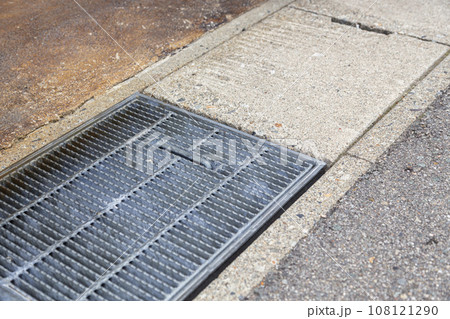 歩道に設置された排水溝　グレーチング 108121290