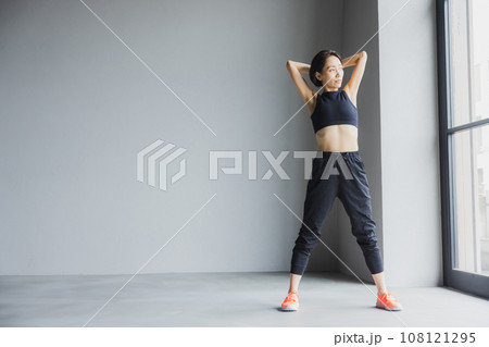 スポーツウェアを着た女性　 108121295