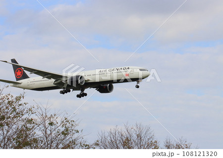 成田空港に着陸するエアカナダ機　 108121320