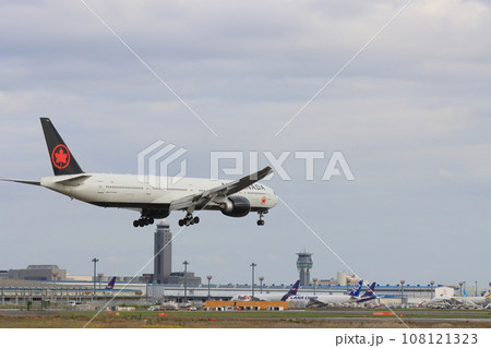 成田空港に着陸するエアカナダ機　 108121323