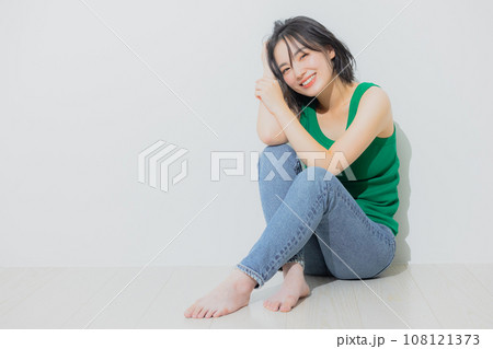 緑色のタンクトップの女性 緑色のタンクトップの女性 108121373